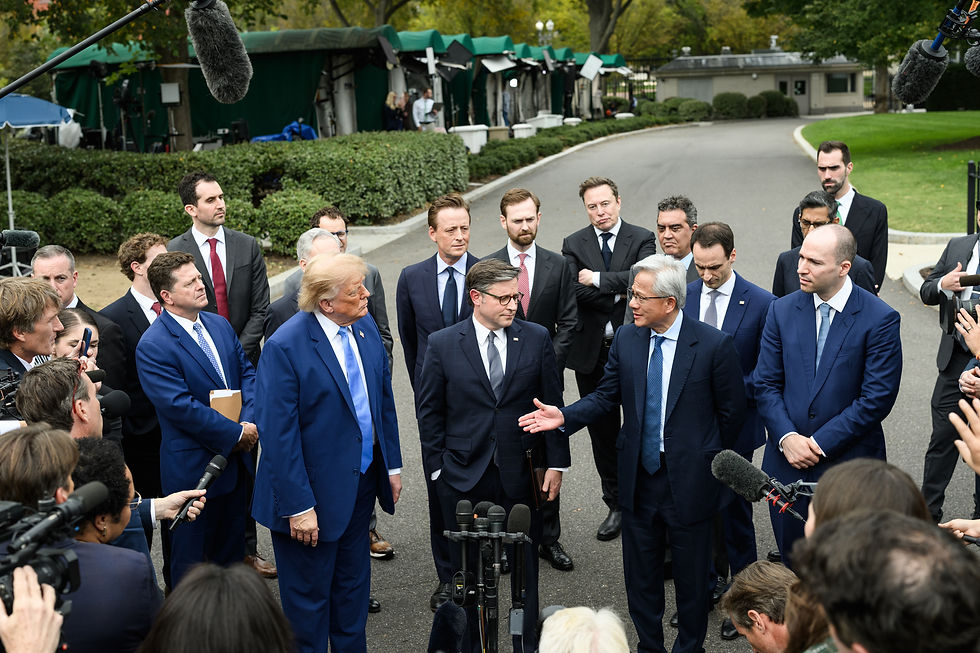 Grupo de empresários e políticos de fato formal, incluindo Donald Trump, Mike Johnson, Jensen Huang e Elon Musk, reunidos no exterior diante de microfones da imprensa.