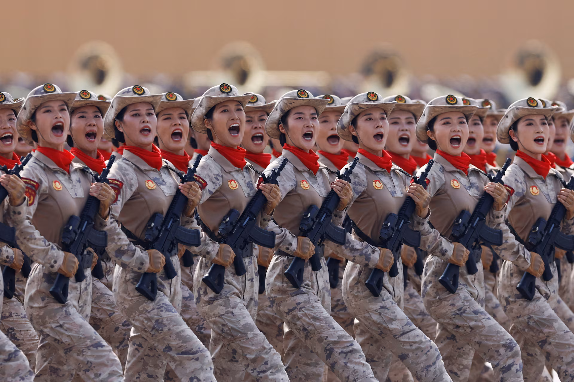 Militares chinesas marcham durante o desfile militar.
