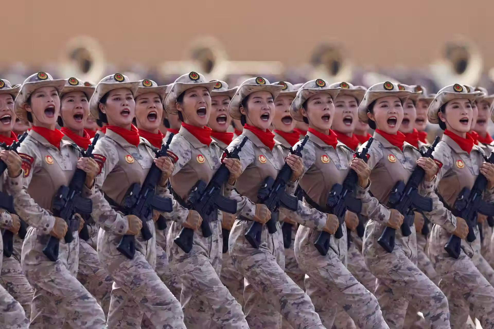 Militares chinesas marcham durante o desfile militar. 