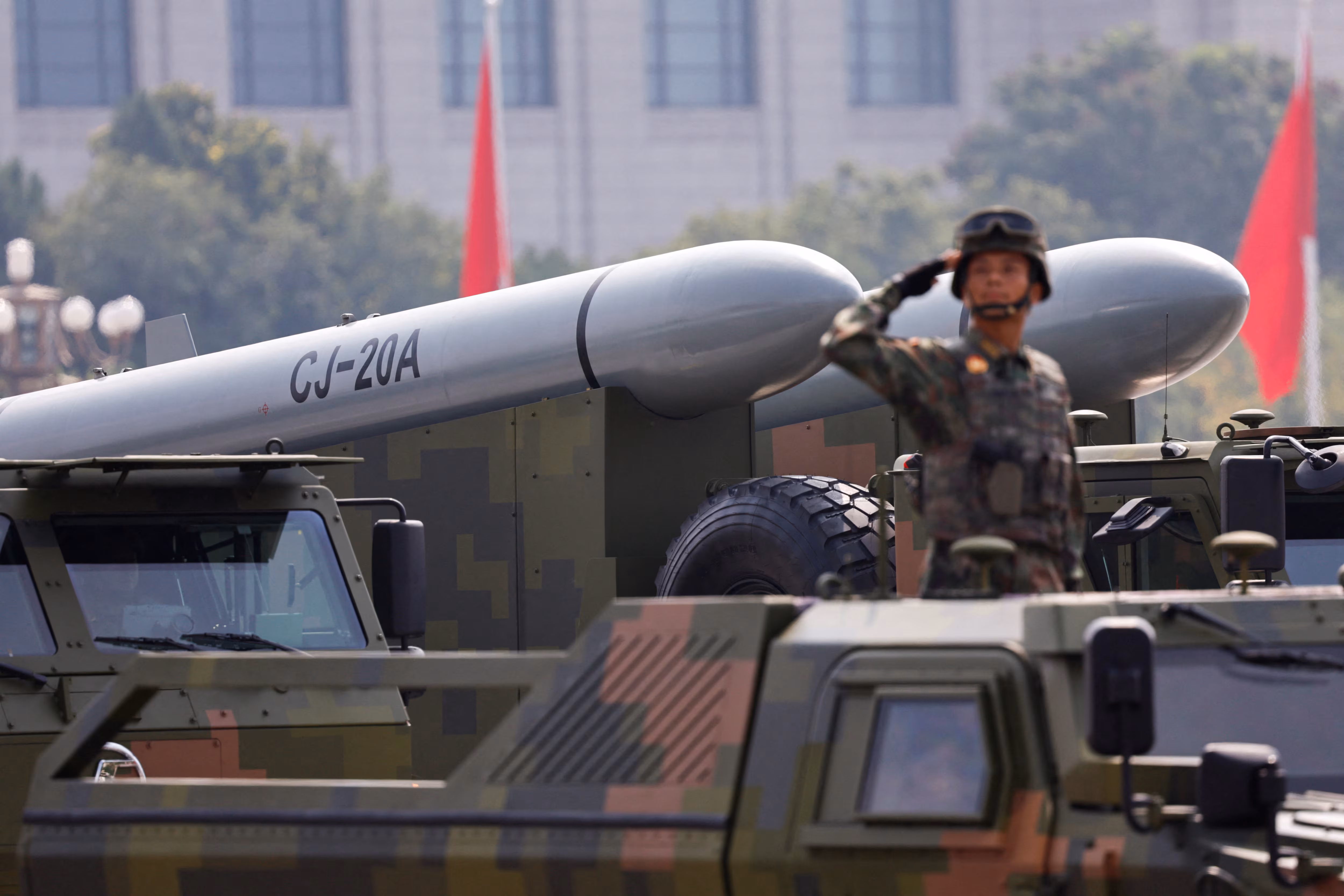 Grupo de ataque estratégico exibe mísseis de cruzeiro CJ-20A.