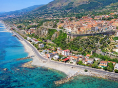 San Lucido, fugge all'alt dei carabinieri e si tuffa in mare: arrestato 36enne, sequestrata droga