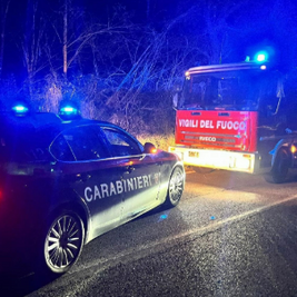 Paura nella notte a Montalto: esplosione in un palazzo, bomba carta nel vano scale