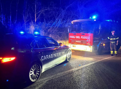 Paura nella notte a Montalto: esplosione in un palazzo, bomba carta nel vano scale