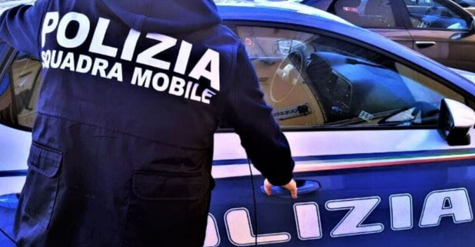 Catanzaro, incendiarono lo scooter di un avvocato e danneggiarono la sua abitazione: due arresti