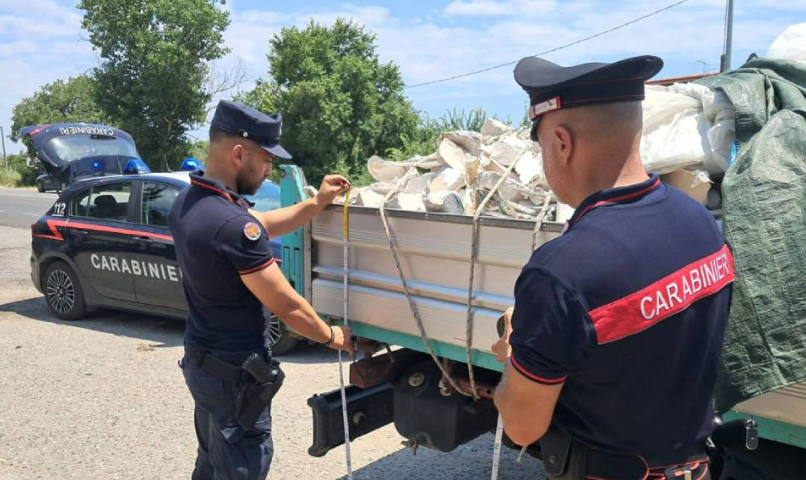 Trasporto illecito di rifiuti edili sulla Statale 106: sequestrato un autocarro, denunciato un 42enne