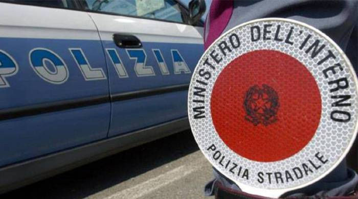 Pedala in bicicletta sull’A2, la Polizia scopre che era ricercato: arrestato un 44enne