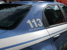 Ai domiciliari con la droga in casa: la lancia dalla finestra, ma i poliziotti la recuperano