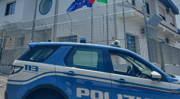 Droga nascosta tra gli addobbi di Natale: arresto sul Tirreno cosentino