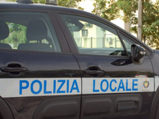 Cosenza, atti osceni in pieno centro davanti ai negozi: 70enne fermato dalla Municipale