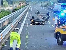 Paura sulla A2, auto si ribalta dopo l’impatto con i guardrail: ferito il conducente