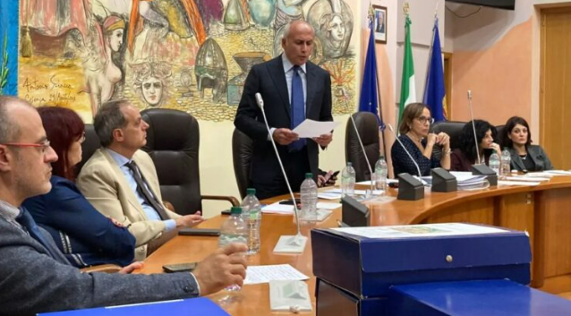 Campo largo in tensione a Cosenza: ieri la maggioranza serra i ranghi attorno a Caruso e lancia l'ultimatum agli alleati