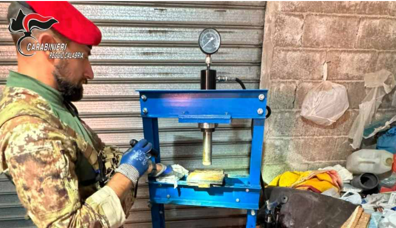 Blitz in Aspromonte, scoperta una raffineria clandestina di cocaina: sequestrate presse e attrezzature