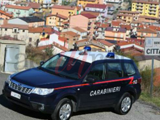 Paura in una scuola di Acri: due donne tentano di avvicinare una bambina, indagano i carabinieri