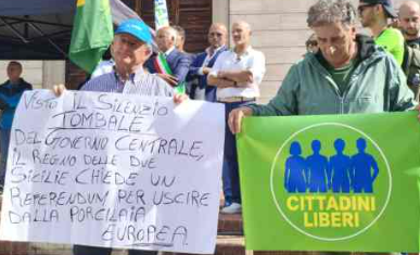Cosenza, protesta contro il caro vita: «Bollette e carburanti, non arriviamo a fine mese»