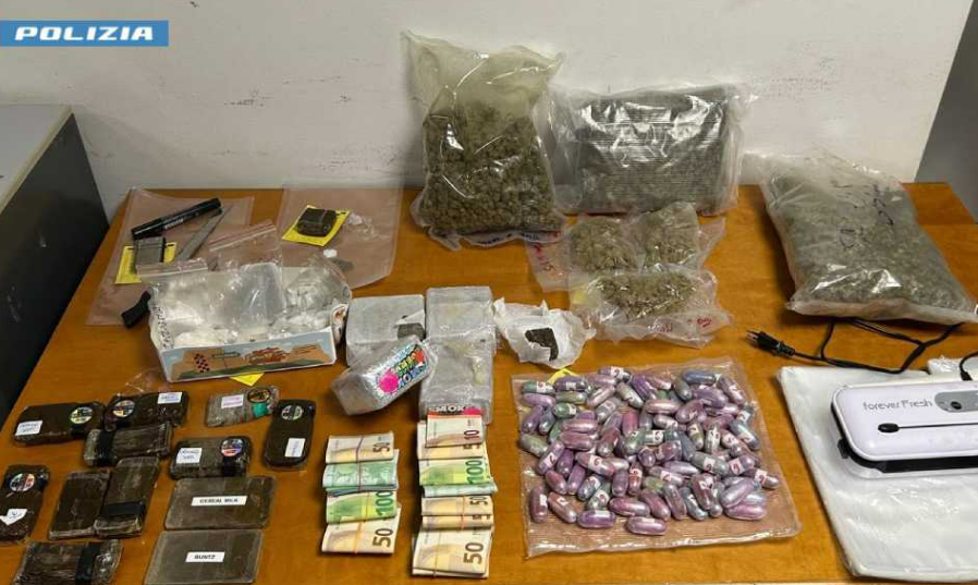 Cosenza, maxi operazione antidroga della Polizia: sequestrati quasi 10 chili di stupefacenti, quattro arresti