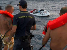 Natante imbarca acqua e si ribalta, paura a Isola Capo Rizzuto: salvati sette diportisti