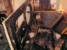 Lamezia Terme, incendio in un appartamento: salvate tre persone e un cagnolino