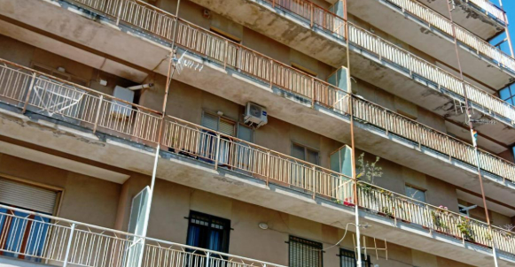 Catanzaro, madre e figli caduti insieme dal balcone: l’autopsia chiarisce la dinamica