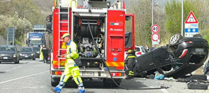 Grave incidente sulla Statale 107 a Rovito: cinque veicoli coinvolti, traffico in tilt