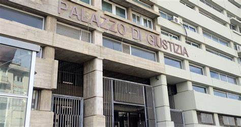 Cosenza, finto affitto e minacce a una famiglia con tre figli: due arresti