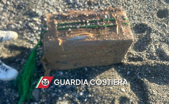 Droga sulle spiagge del Tirreno: 62 chili di hashish trovati a Curinga, oltre 100 kg in due giorni