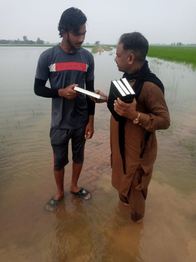 PAKISTAN: Bible Distribution Continues Amid Floods