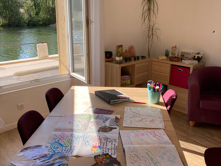 De la thérapie créative à La couleur des mots