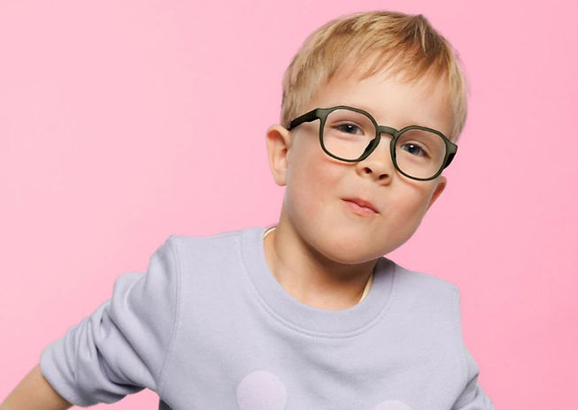 Manti Manti, Kind mit Brille der Marke MantiManti, SehRausch, Optiker, Optiker Bonn, Optiker Bonner Südstadt, Brillenfachgeschäft