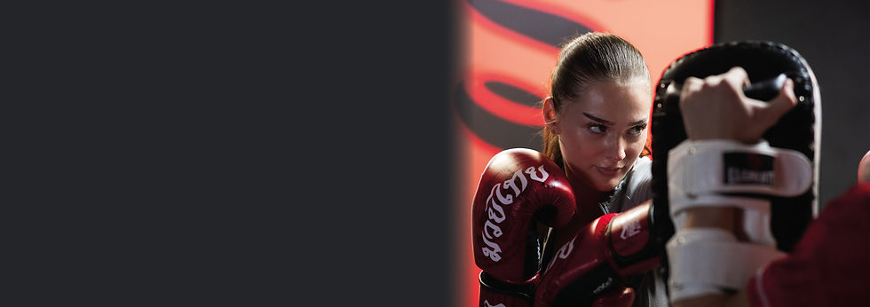 Frau beim Kickboxtraining mit Pratzen im Live to Fight MMA studio