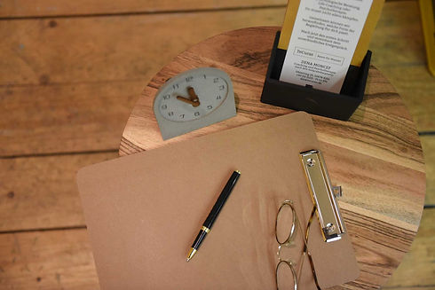 Klemmbrett, Boxsack, therapeutisches Boxen, Coaching, Therapiesitzung, Gespräch, Systemische Therapie, Lösungsorientiert, Prokrastination, Dinge aufschieben, Mann resigniert, Therapeutisches Boxen, TeCura, Dena Moncef, Heipraktiker Psychotherapie, Coaching, Köln Südstadt