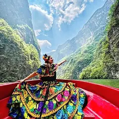 femme sur un bateau au chiapas