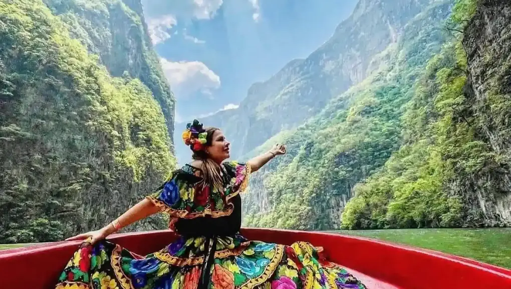 femme-sur-un-bateau-dans-une-lagune-du-chiapas-au-mexique.webp