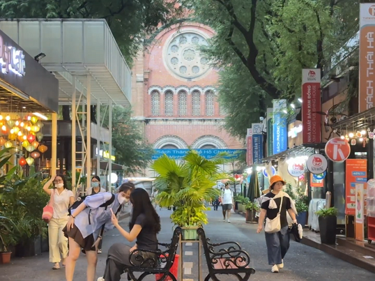 [Video] Phóng sự: Đường sách Nguyễn Văn Bình