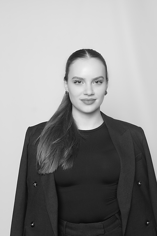 Porträt von LENA AHRENS, Interior Designerin für moderne und luxuriöse Wohnraumgestaltung.