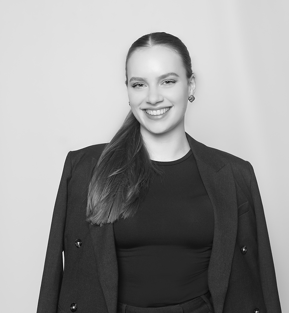 Porträt von LENA AHRENS, Interior Designerin für moderne und luxuriöse Wohnraumgestaltung.