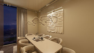 Stilvoller Essbereich mit großem Kunstwerk, edler Hängeleuchte und warmem Farbkonzept in Creme mit Goldakzenten.