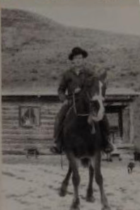 Дональд Н. Янг, батько Гері, перед їхньою першою хатиною із земляним дахом.