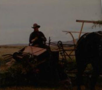 Гері показує тип обладнання, яке його сім'я використовувала для збору пшениці, коли він ріс.