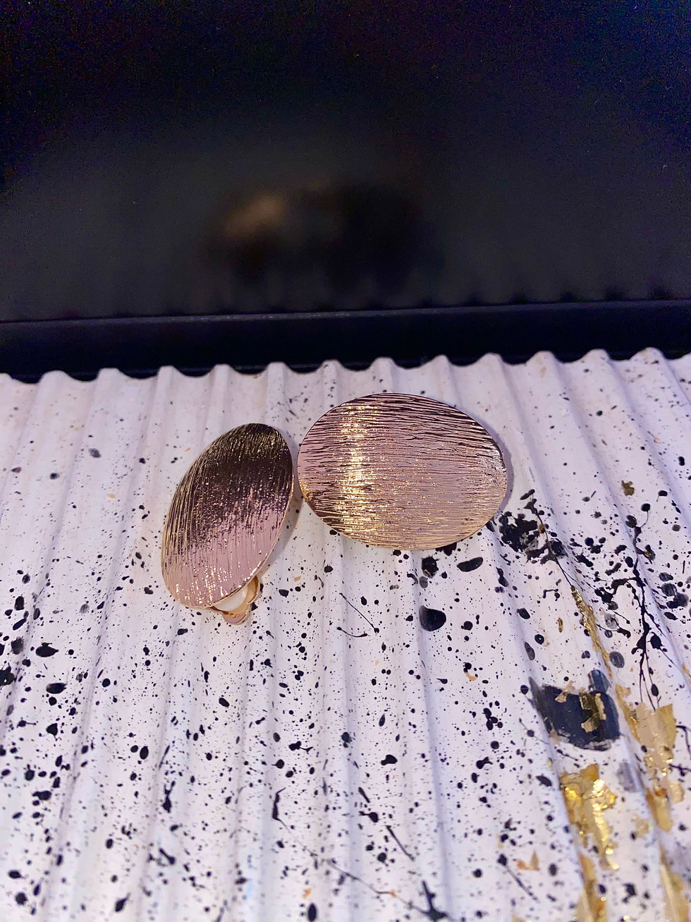 Miniature : Deux noix de coco marrons sur un tissu blanc, vue de près, MamBeautyShop.