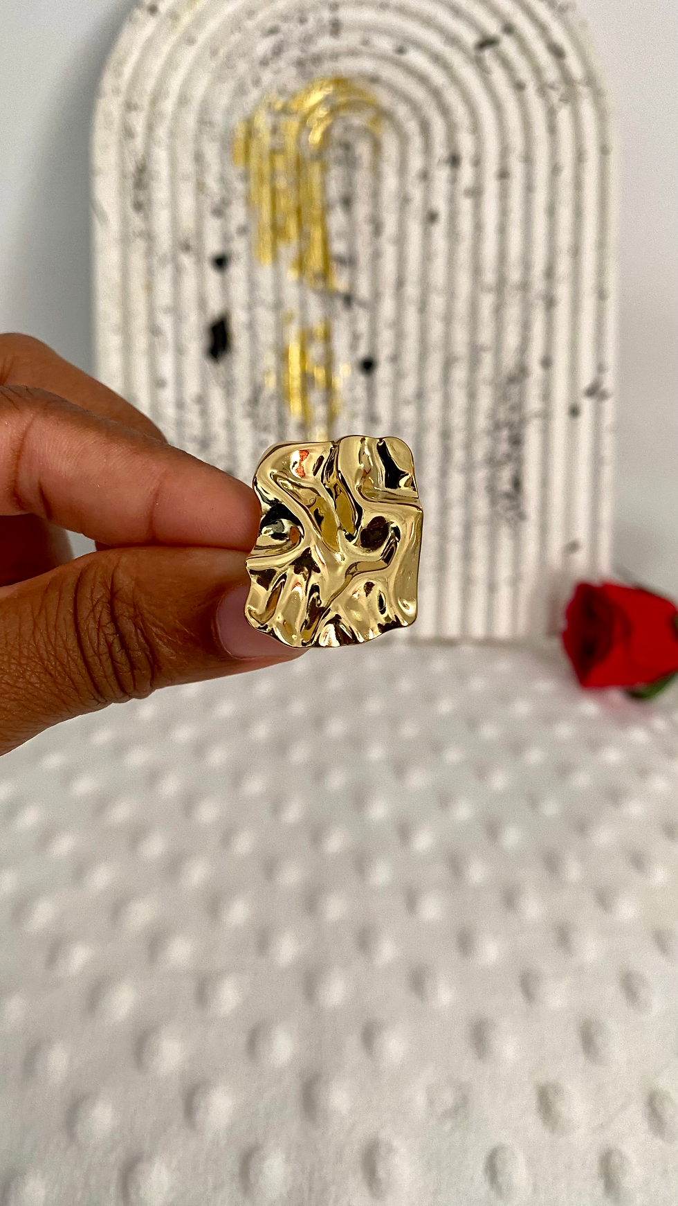 Miniature : Gros bijou doré, MamBeautyShop, sur fond blanc, près d'une rose rouge.