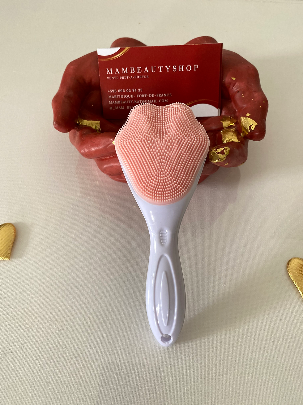 Brosse nettoyante rose et carte MamBeautyShop dans un support rouge. MamBeautyShop