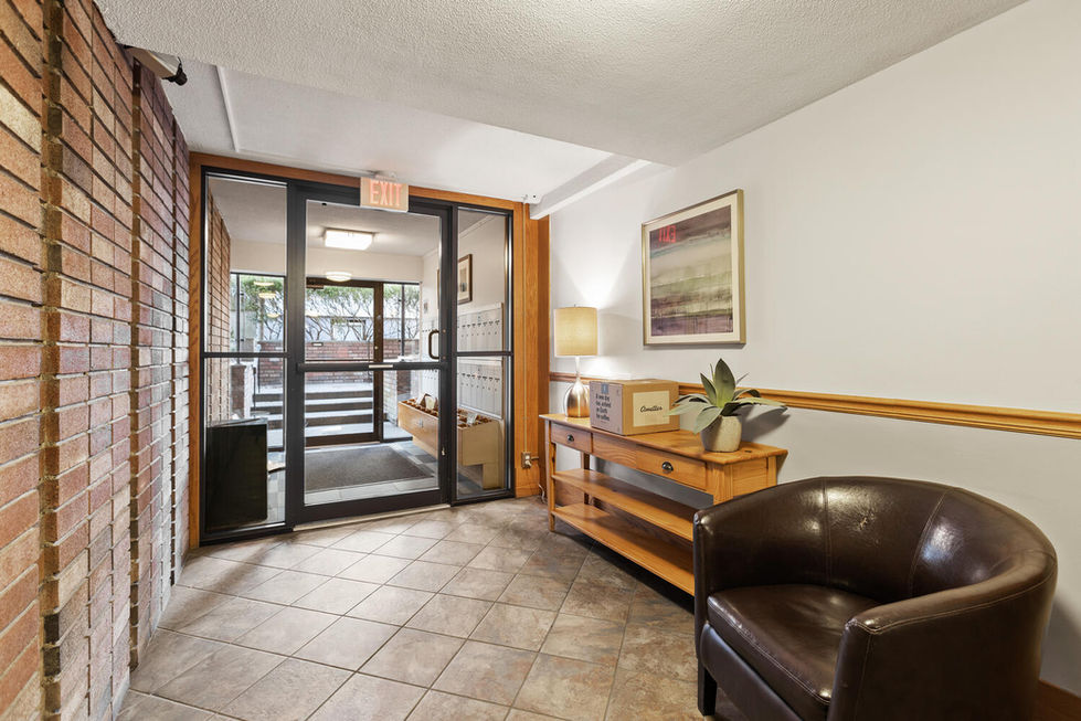 9 Chauncy St Apt 63 Cambridge-large-006-028-04 Foyer-1500x1000-72dpi.jpg