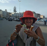 Benedetta mangia gelato a Trani.jpg