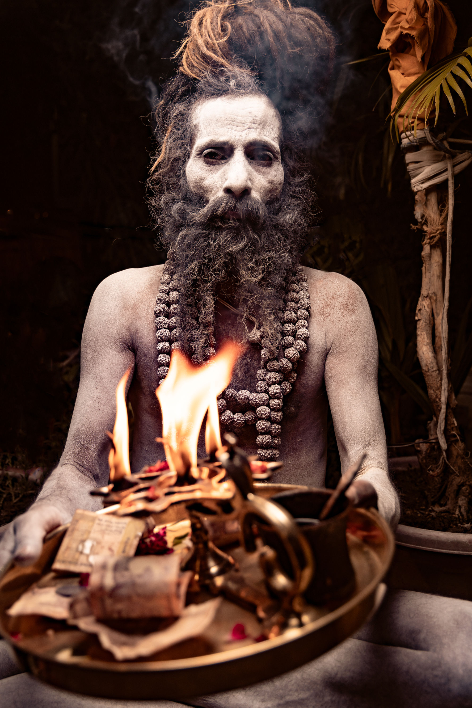 Sadhu cendre feu nuit Varanasi - Inde