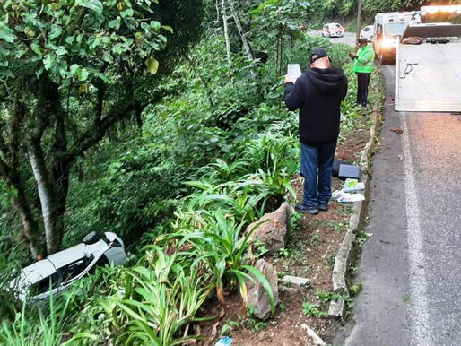 Cayó al barranco un Yaris
