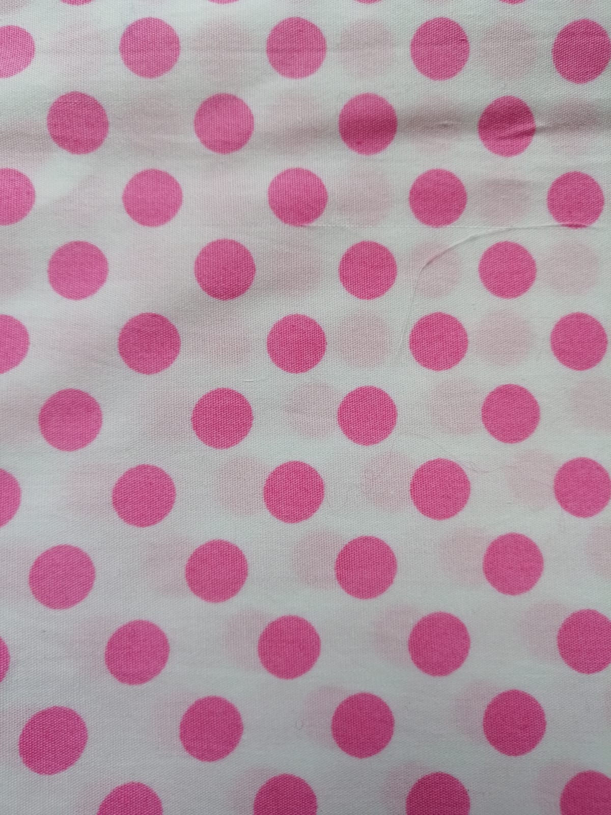50. Wit met grote roze stippen