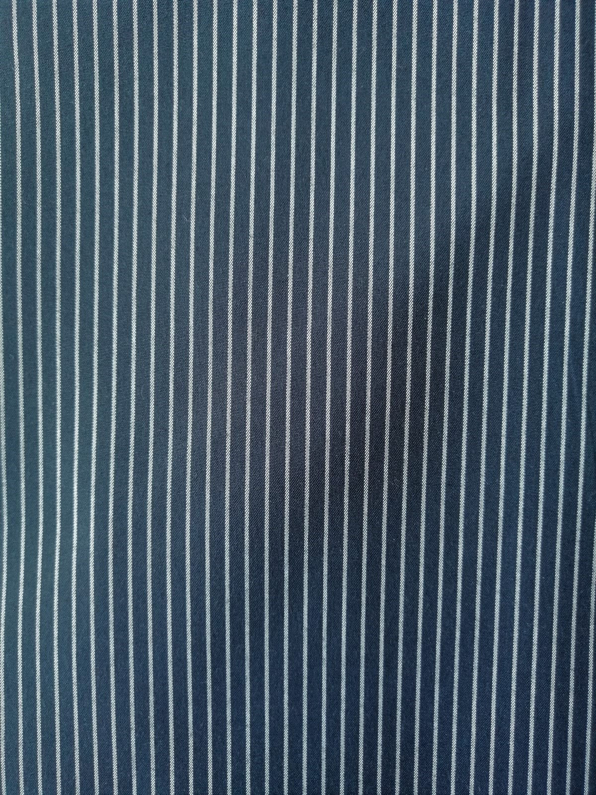 64. Donkerblauw met witte strepen