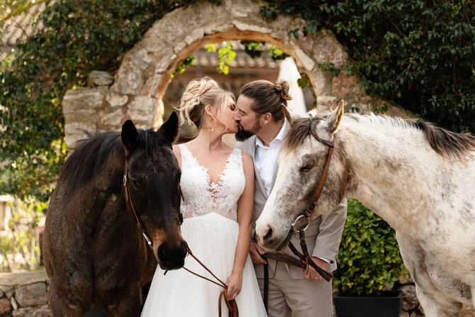 Hochzeitspaar mit Pferden