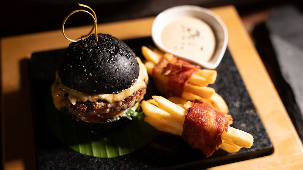 Mini burger de Wagyu con mayonesa japonesa y papas fritas en Cartagena.