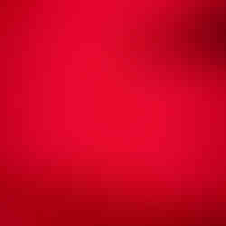 Interacción sensorial con tecnología visual en una cena inmersiva con luces y ambiente digital.